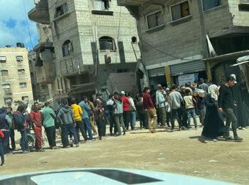 Palestinians queueing for food assistance in front of a distribution point in Khan Younis. Photo: OCHA/Olga Cherevko